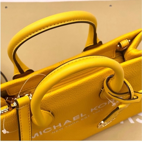 Michael Kors Mirella Small Shopper
Top Zip Tote Crossbody Jasmine
Yellow - Picture 9 of 11